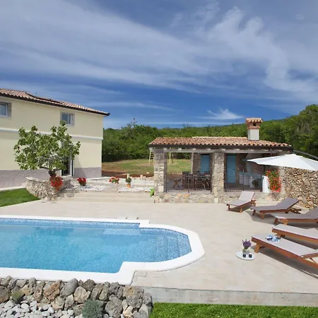 Attractive With Private Swimming Pool, Volleyball And Fenced Garden