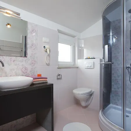 Attractive With Private Swimming Pool, Volleyball And Fenced Garden
